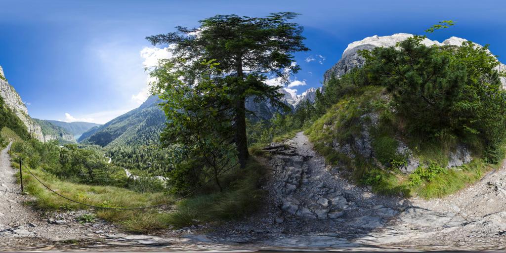 Sentiero panoramico nelle dolomiti di Brenta sopra Molveno