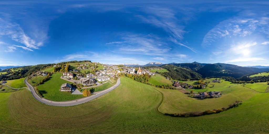 Deutschnofen mit Blick auf Rosengarten und Latemar